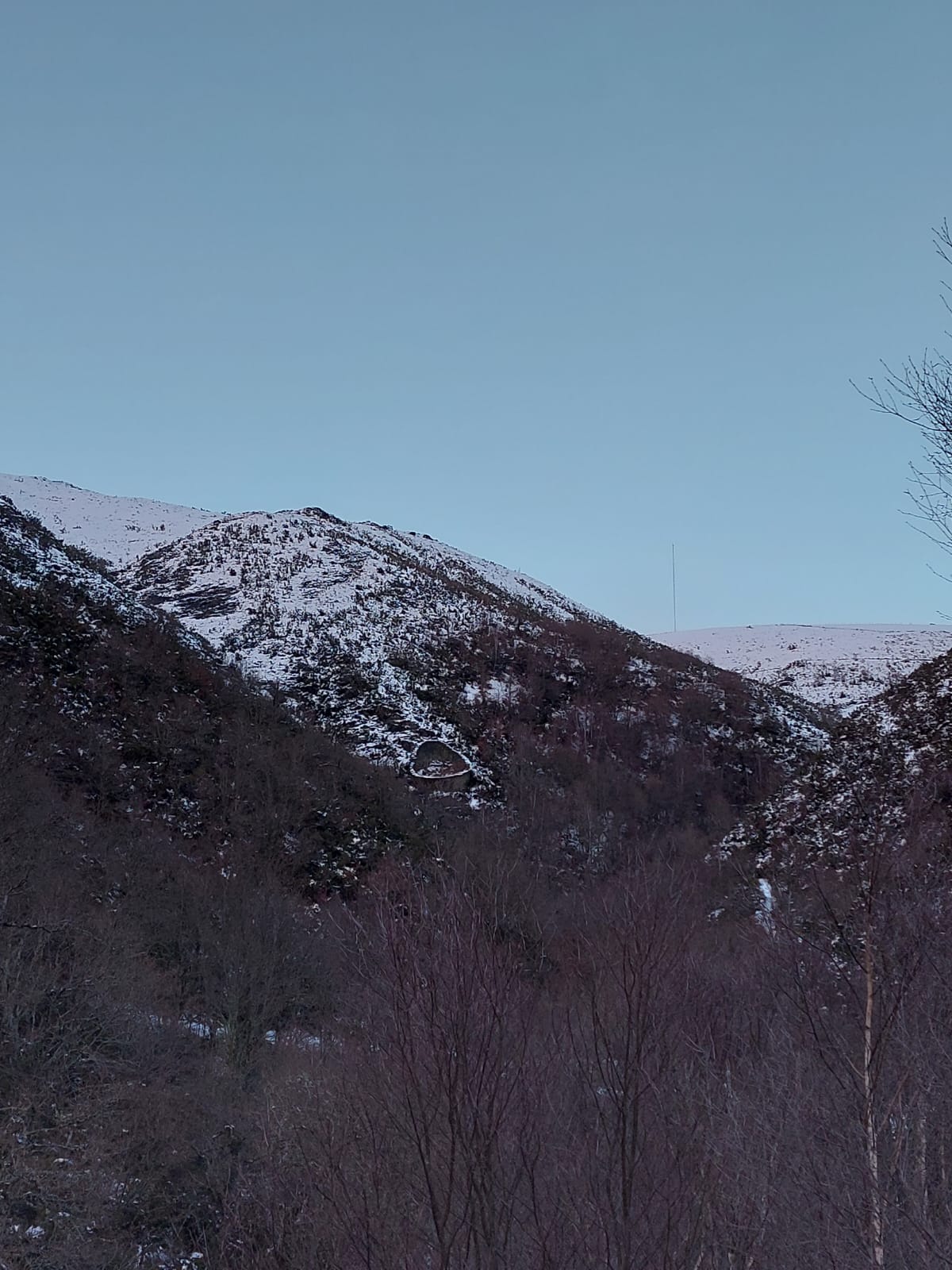 Alta montaña asturiana nevada